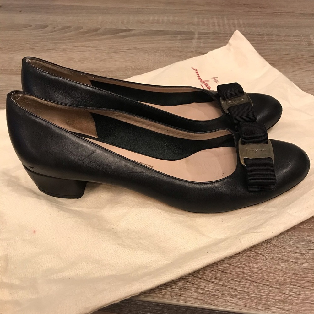 Salvatore Ferragamo Vara Pumps SZ 7